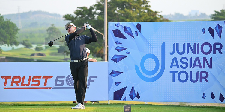 อจลวิชญ์ จบ 3 อันเดอร์  นำรุ่นโอเพ่น และเอ ชาย สวิงจูเนียร์ เอเชียน รอบแรกที่ระยอง กรีนวัลเล่ย์