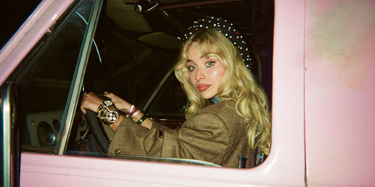 Sabrina Carpenter ปล่อยเอ็มวี “House Tour” ชวนแก๊งเพื่อนสาวสวยแสนซนถล่มคฤหาสน์หรู อุ่นเครื่องก่อนจัดเต็มกับโชว์สุดพิเศษใน Coachella สุดสัปดาห์นี้