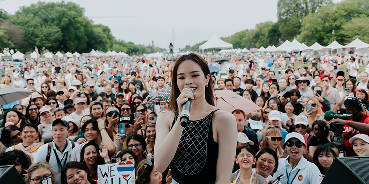 4MIX-แอลลี่ ปังไม่หยุด โชว์เดือดงาน SAWASDEE DC กลางกรุงวอชิงตัน ทุ่มสุดตัวพา T-POP เฉิดฉายอีกครั้ง ปลื้มแฟนแห่ให้กำลังใจแน่นงาน