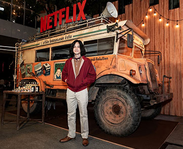 คณะรถเร่ขายยามาถึงเมืองกรุงแล้ว!  Netflix เปิดตัว มนต์รักนักพากย์ เนรมิตใจกลางเมืองให้กลายเป็นพื้นที่แห่งการย้อนวันวานสุดอบอุ่น ฉายพร้อมกันทั่วโลก 11 ตุลาคมนี้ที่ Netflix เท่านั้น 