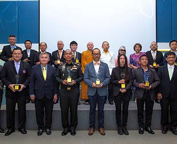 รางวัลของบุลคลที่ทำความดี เสียสละเพื่อส่วนรวมและประเทศชาติ รางวัล “ผู้ปิดทองหลังพระ”