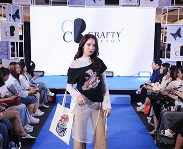 CraftyCotton แพลตฟอร์มแฟชั่นสายครีเอเตอร์ที่เปลี่ยนเสื้อผ้าธรรมดาให้กลายเป็นงานศิลปะที่มีชีวิต  ชวนนักแสดงรุ่นใหม่ ตี๋ตี๋ - วันพิชิต ร่วมเปิดตัวเวอร์ช