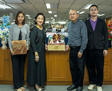 คุณชโลทร ศิวารัตน์ กรรมการบริหารและคุณธัช ศิวารัตน์ ผู้จัดการทั่วไปพร้อมด้วยทีมการตลาดบริษัทมิตรมายาจำกัด 