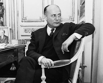 Pierre Balmain ดีไซเนอร์ฝรั่งเศส ผู้เป็นสไตลิสต์ส่วนพระองค์ให้แก่สมเด็จพระพันปีหลวง