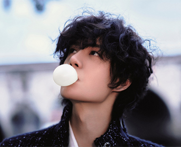 หวังอี้ป๋อ (Wang Yibo) ชายผู้ยืนอยู่บนยอดพีระมิดของวงการแฟชั่นจีน